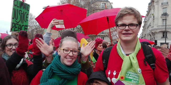 Tessa en Siebren demonstreren voor klimaatrechtvaardigheid.
