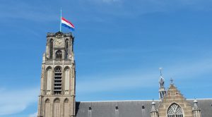 Foto van een Nederlandse vlag die halfstok hangt.