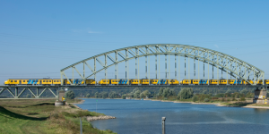 Treinbrug op het traject van Arnhem Centraal naar Nijmegen.