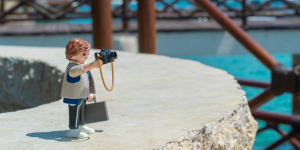 Een Playmobil-poppetje maakt een foto tijdens een dagje uit.