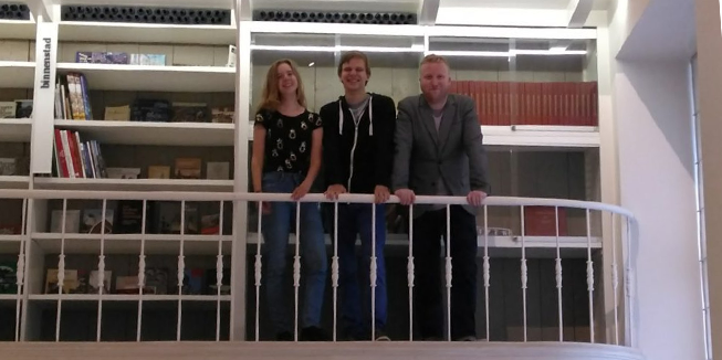 Eva, Lucas en Koen van DWARS Overijsselop het balkon van de Raadszaal in Deventer.