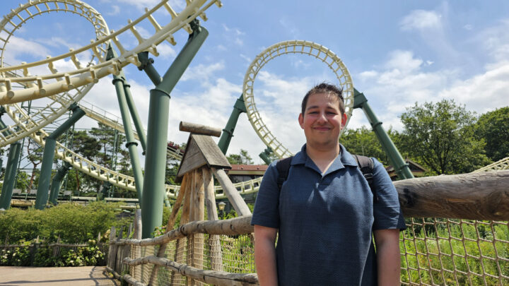 Pim Duijmelinck poseert voor de Python in de Efteling