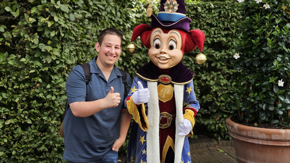 Pim samen met de Efteling-mascotte Pardoes op de foto