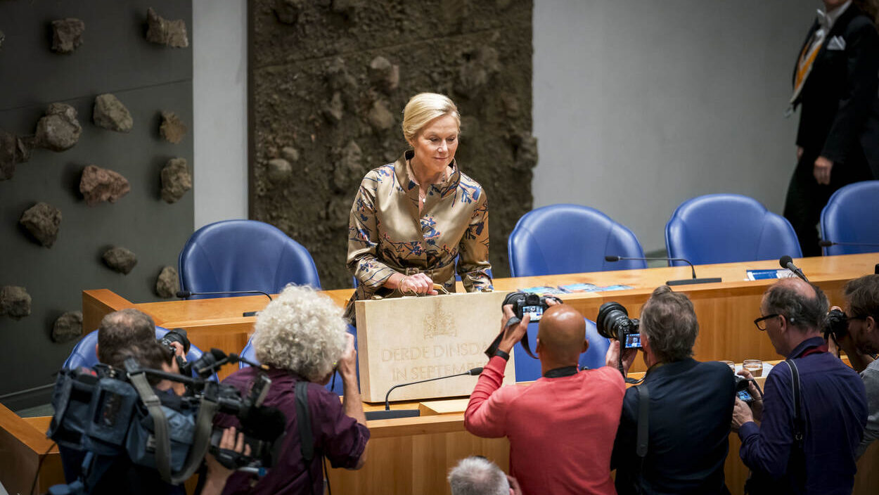 Persmoment bij de overhandiging van het koffertje door toenmalig Minister Sigrid Kaag van Financiën