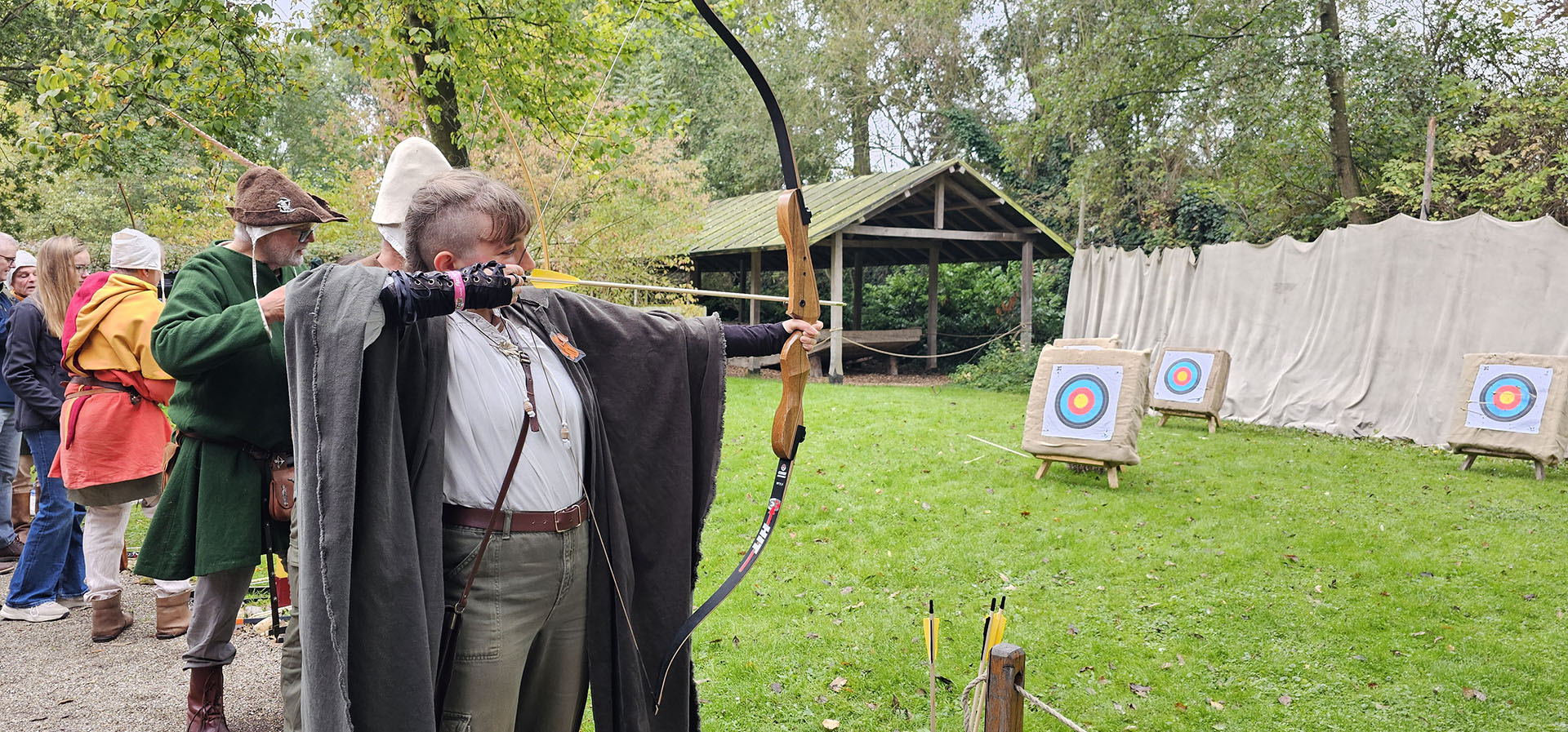 Liva die haar kunsten in boogschieten vertoont.