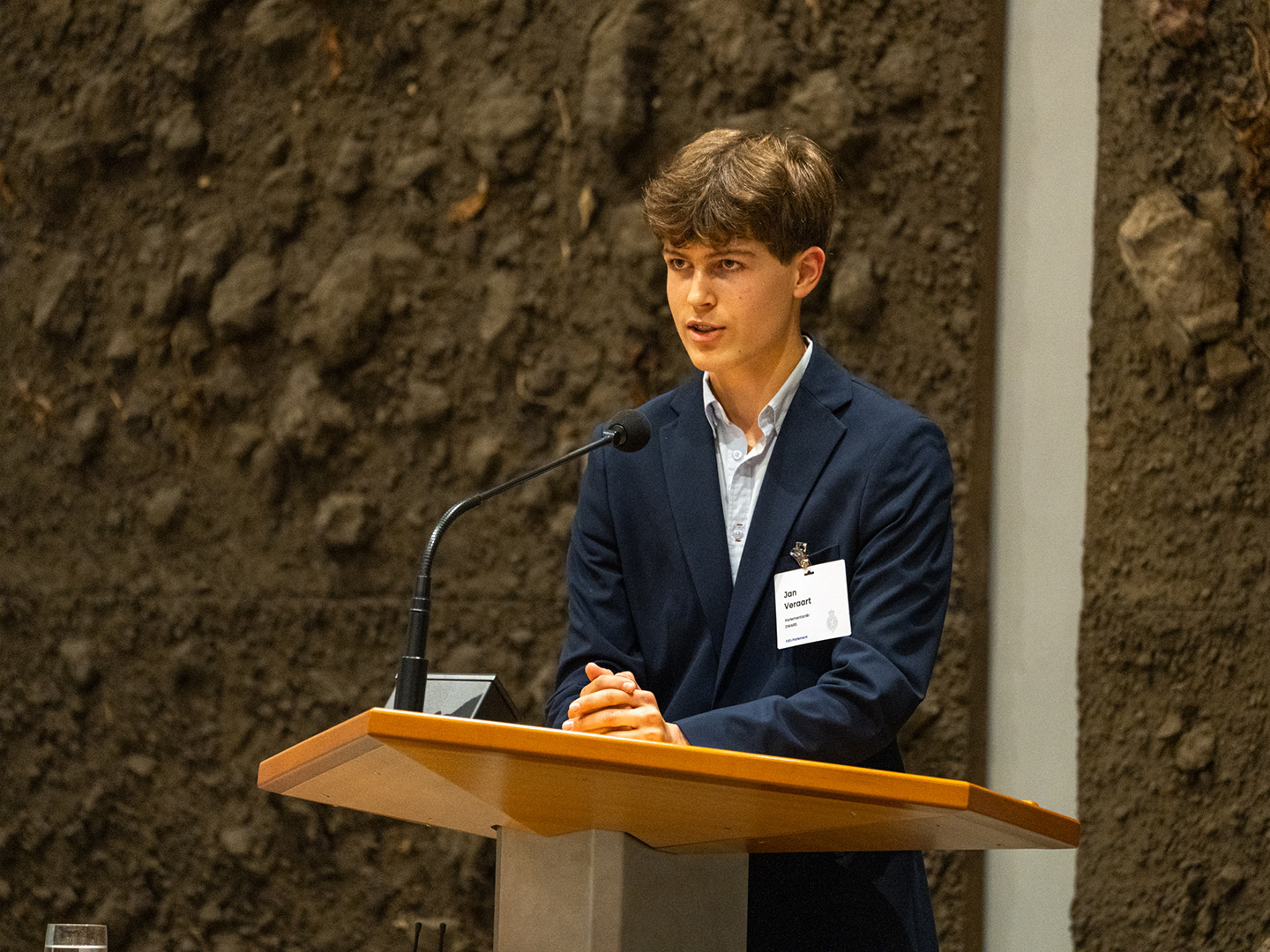 Jongere Jan Veraart tijden het PJO Parlement in de Tweede Kamer