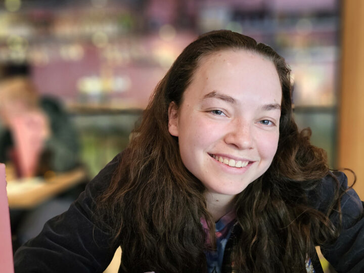 Portretfoto van Iris op een van haar vaakbezochte werkplekken.