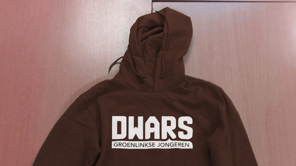 De nieuwe huisstijlbruine DWARS trui is vanaf vandaag beschikbaar!